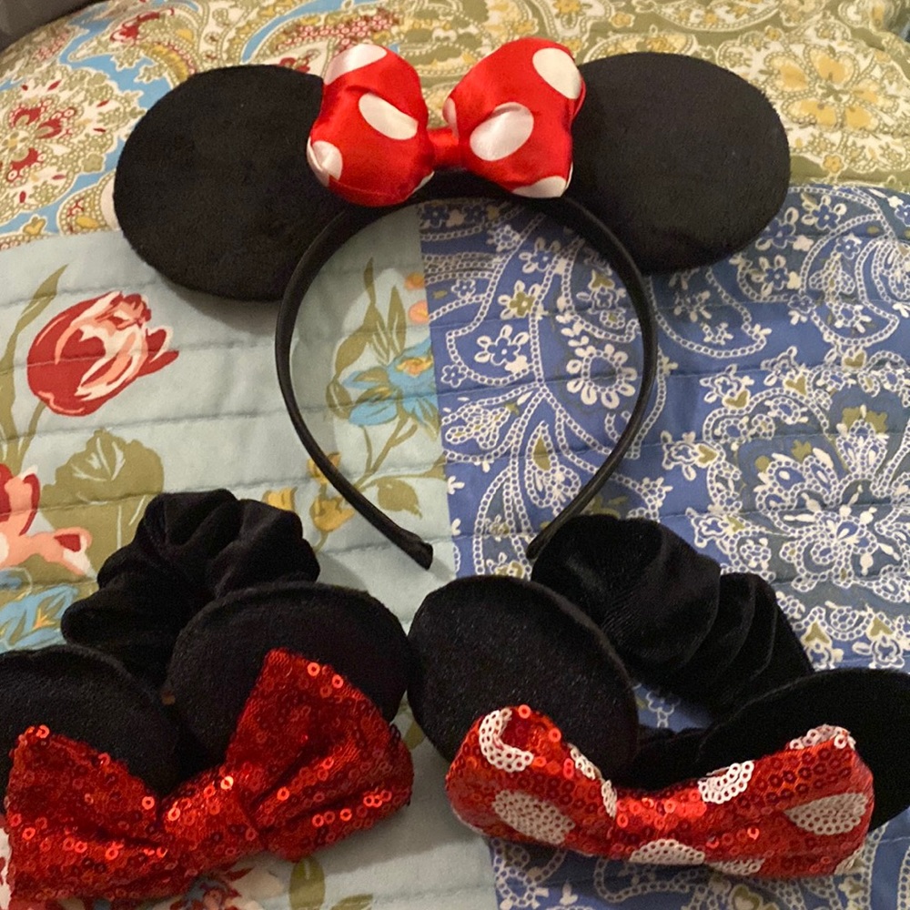 Minnie Mouse ahead band and two scrunchies